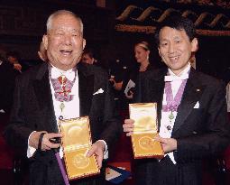 (3)Koshiba, Tanaka receive Nobel prizes at awards ceremony